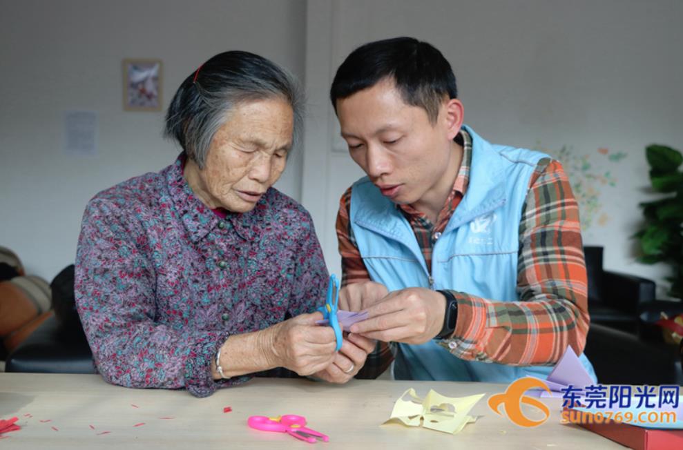 常平长者重拾传统手艺 巧手剪出“限量版”贺年窗花