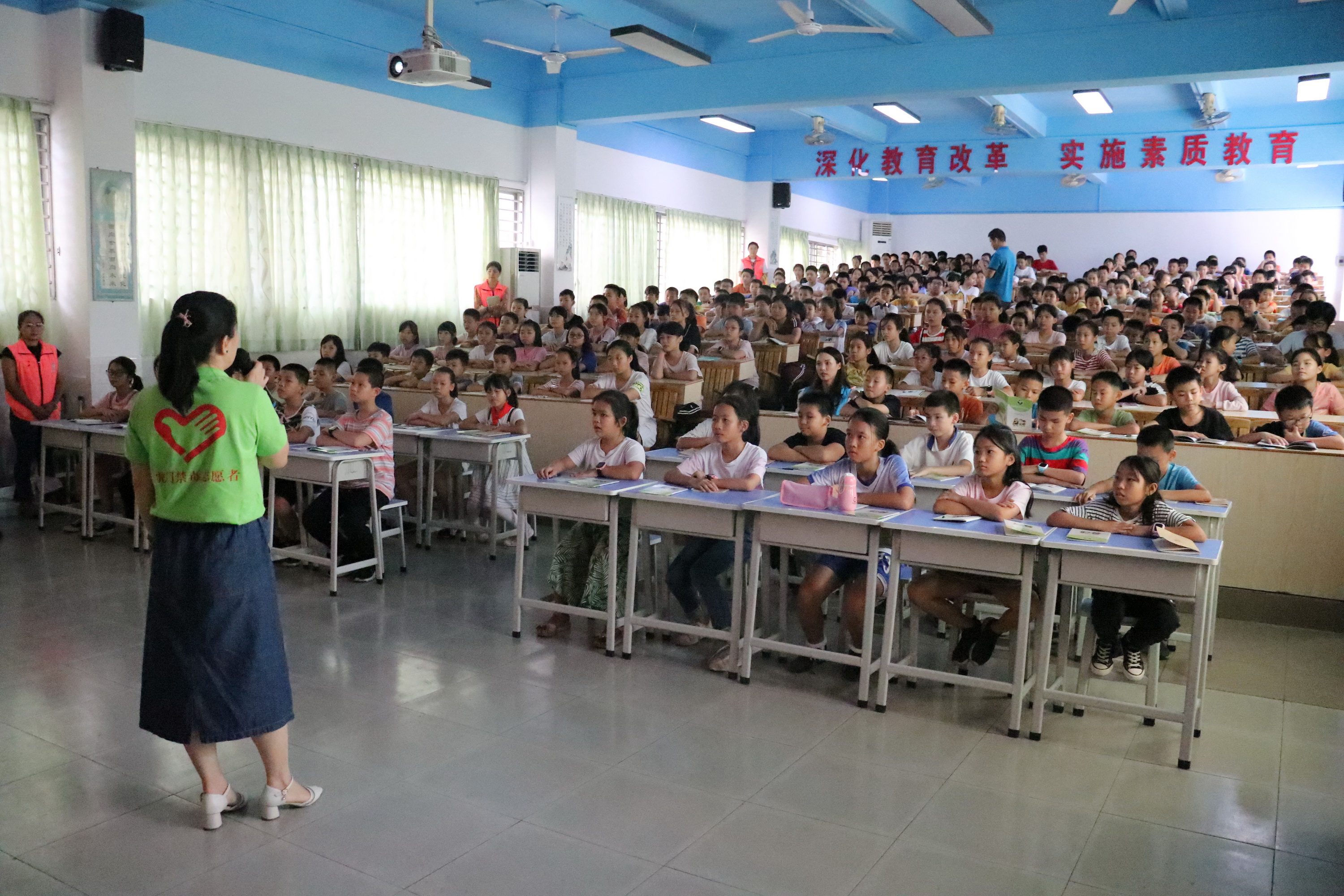 “无毒校园,阳光生活”虎门禁毒宣讲团走进白沙小学