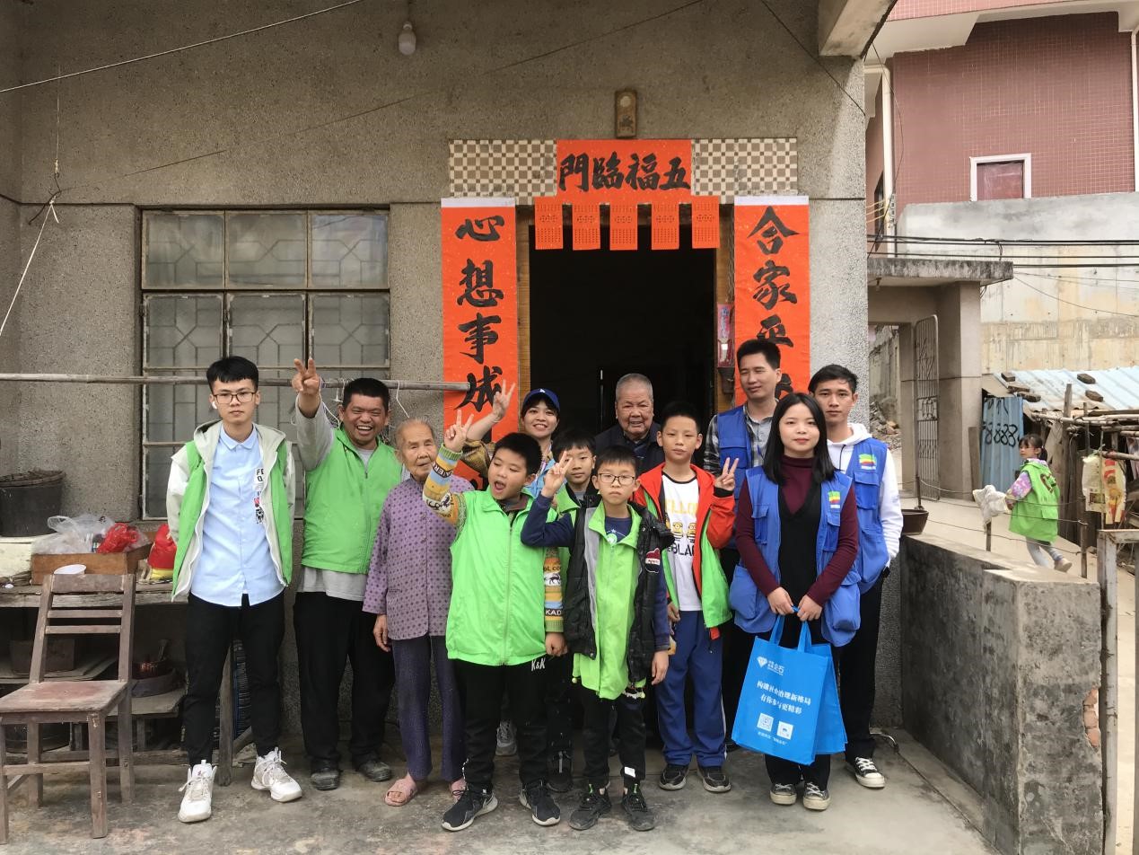迎新年贴对联,关爱社区长者