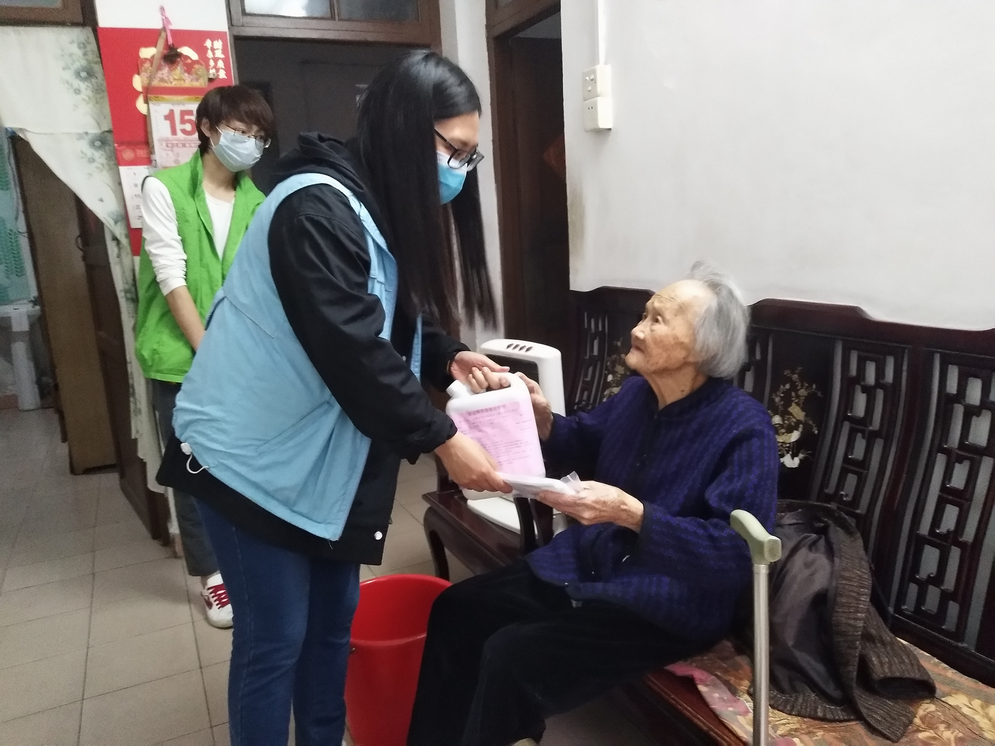 和谐邻里情,剪发我帮您