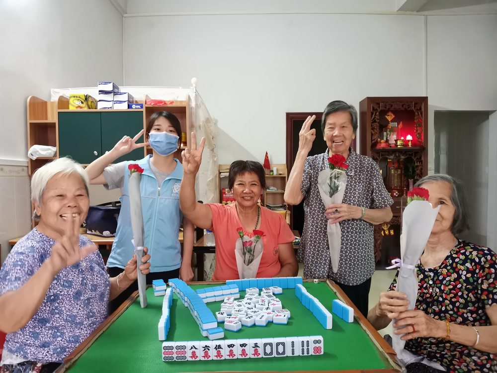 谁言寸草心,报得三春晖