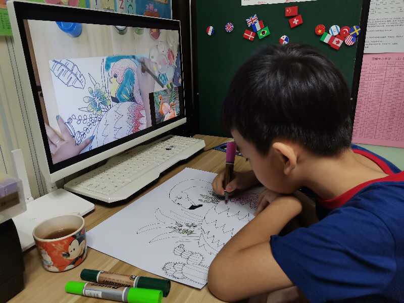 西隅社区“缤纷色彩,创意无限”创意绘画学习小组