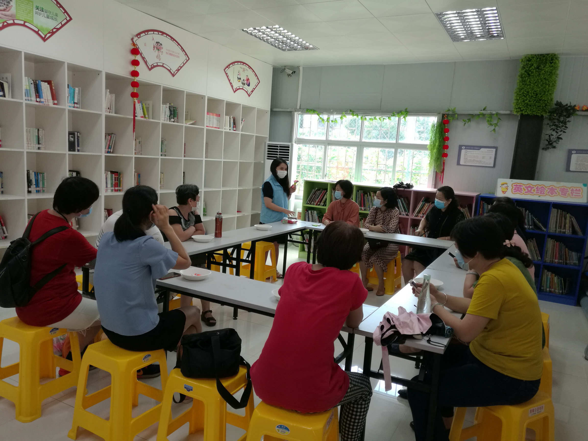 “巧手编手绳,五彩迎端午”兴塘社区端午节活动